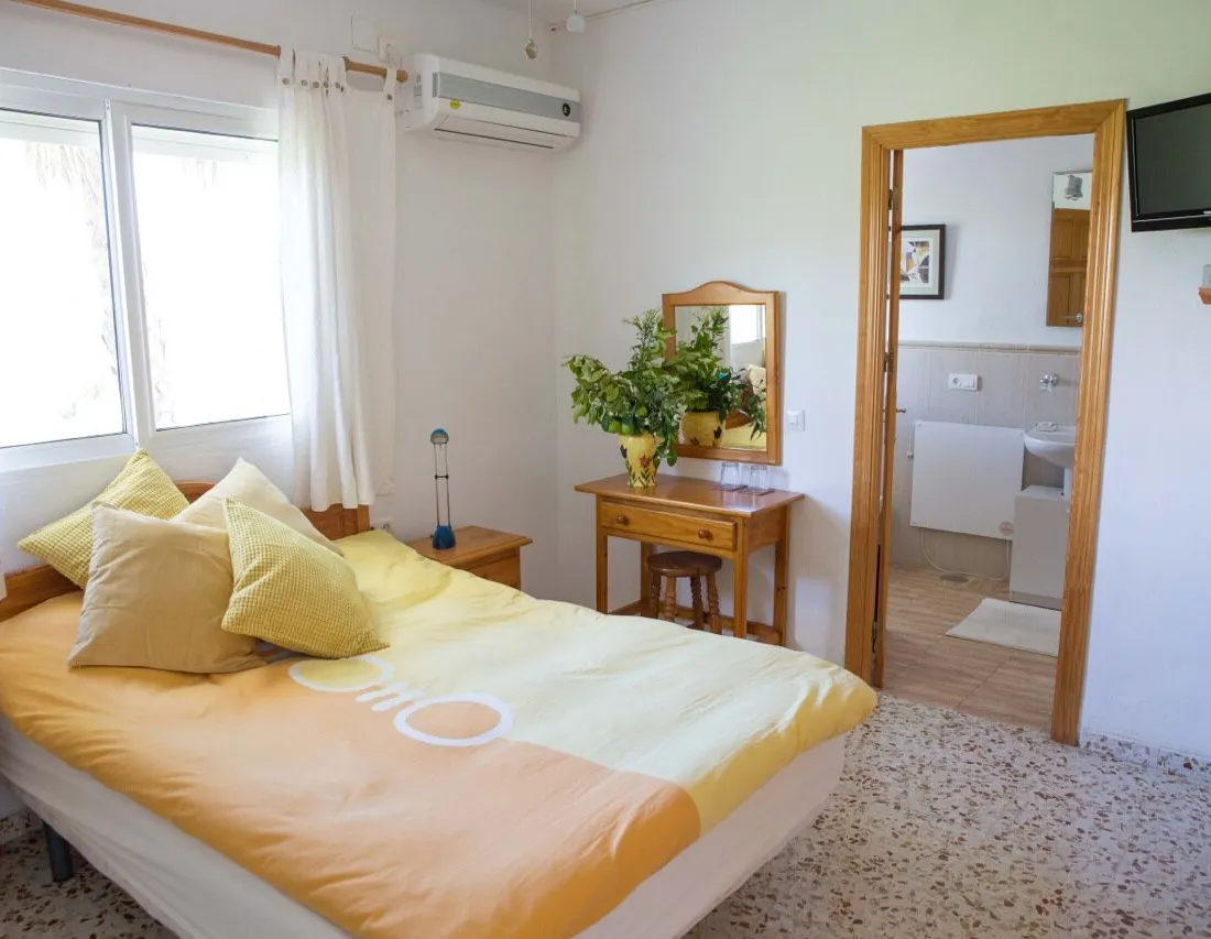 Lemon Double room, bed and desks